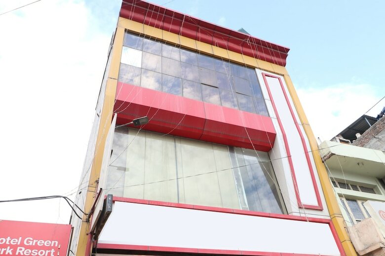 Oyo 28575 Hotel J&b