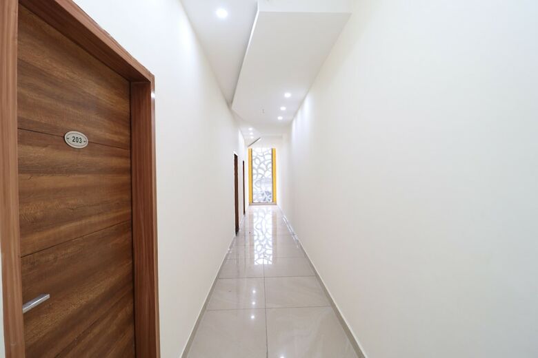 Oyo 28575 Hotel J&b