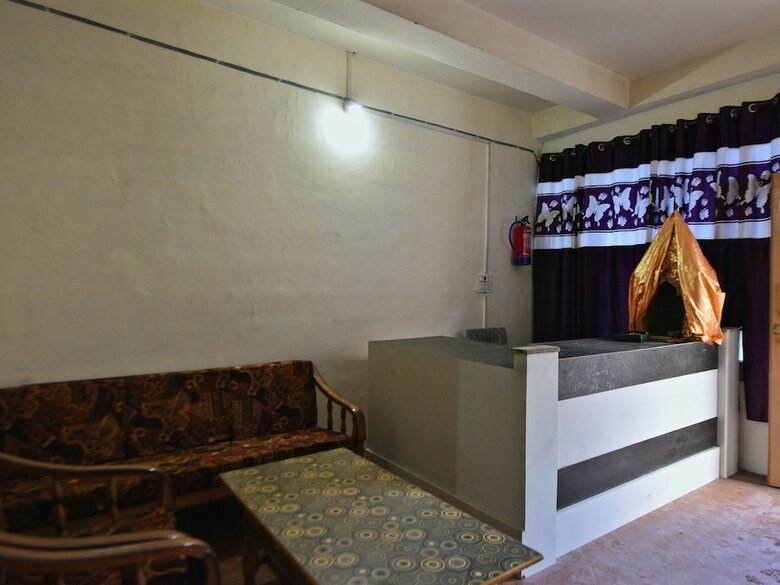 Oyo 27987 Hotel Veer