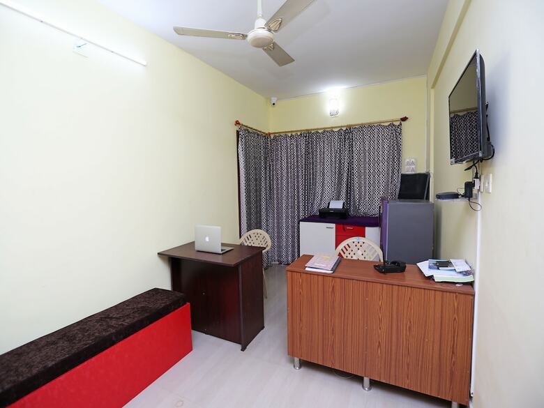 Hotel Oyo 26121 Red Stone Premium