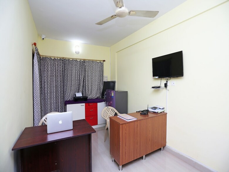 Hotel Oyo 26121 Red Stone Premium