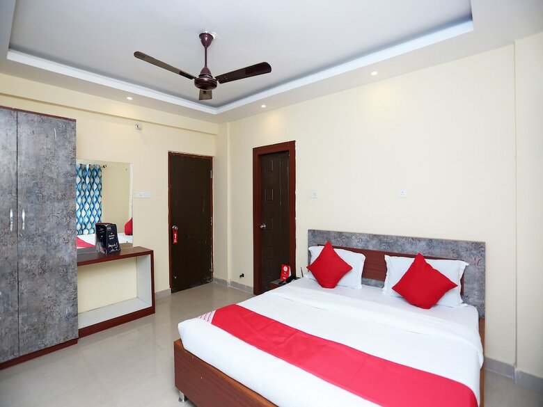 Hotel Oyo 26121 Red Stone Premium