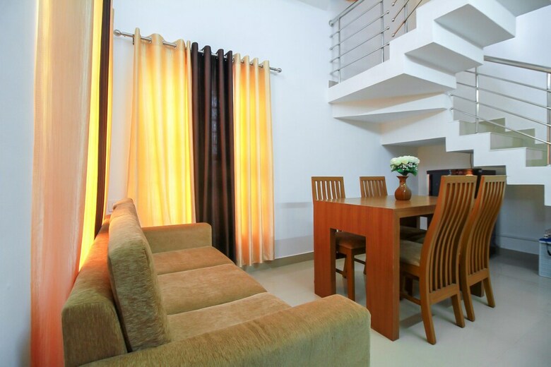 Hotel Oyo 25109 Pooppas Villas