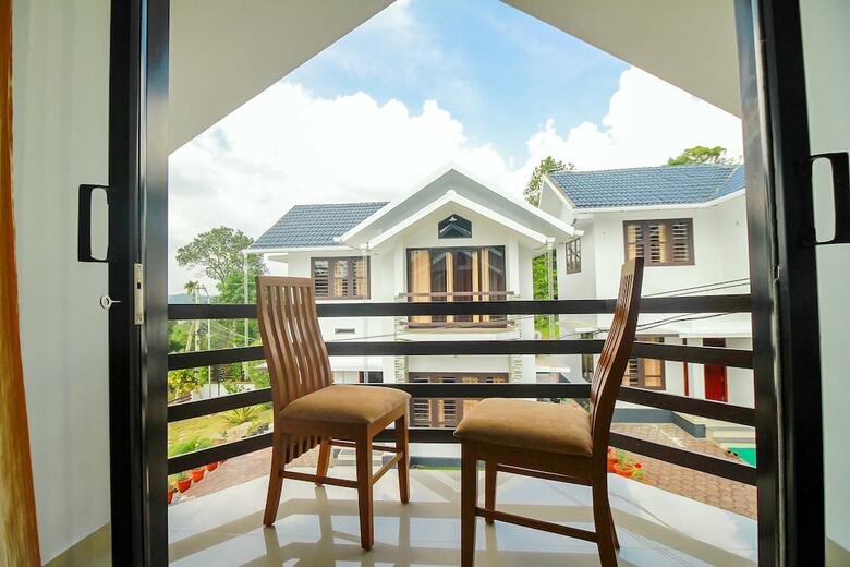 Hotel Oyo 25109 Pooppas Villas