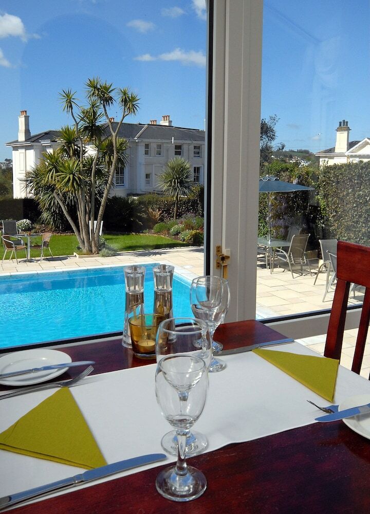 Riviera Lodge Hotel