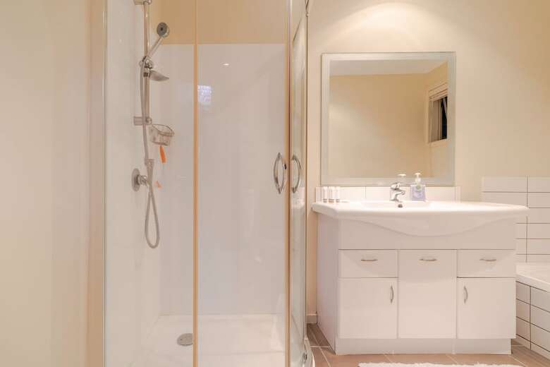 Hotel Birkenhead Super Cozy & Comfort Shared Room