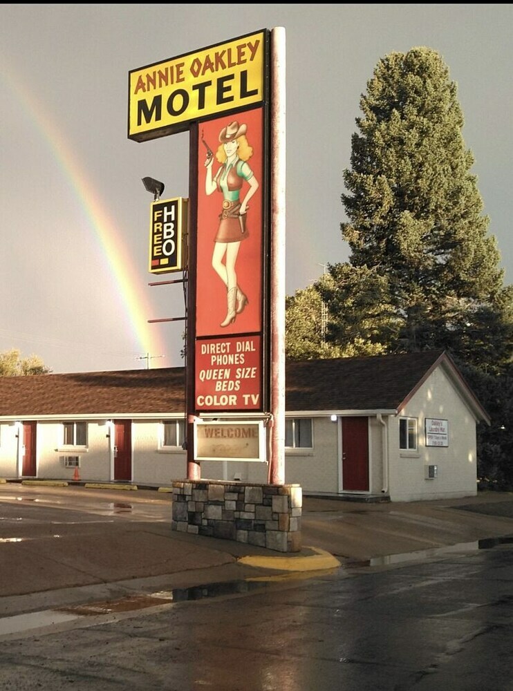 Annie Oakley Motel Oakley