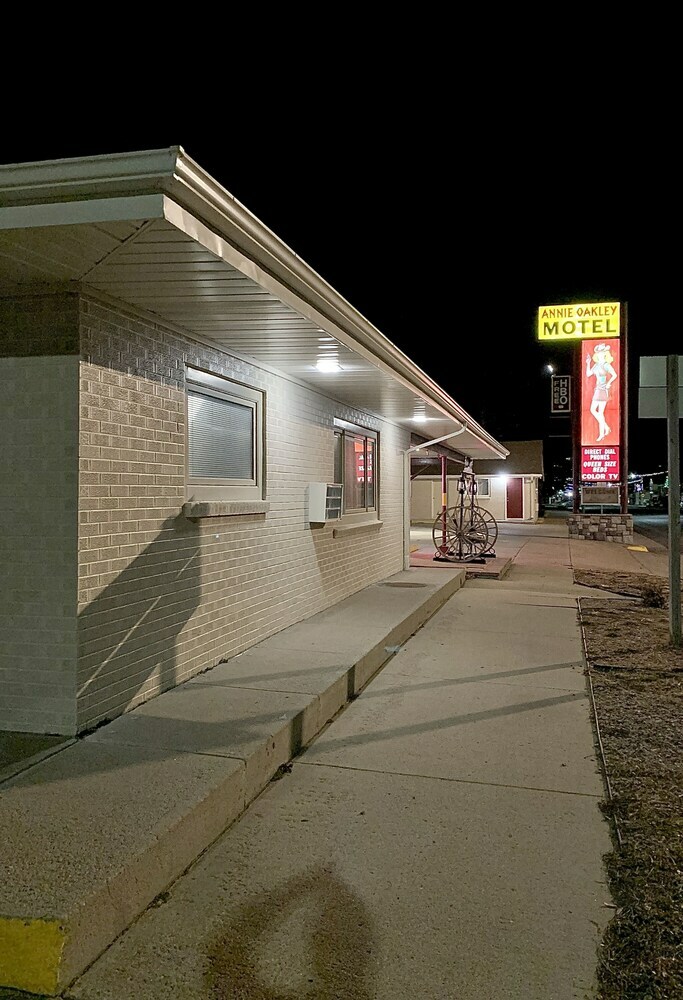 Annie Oakley Motel Oakley