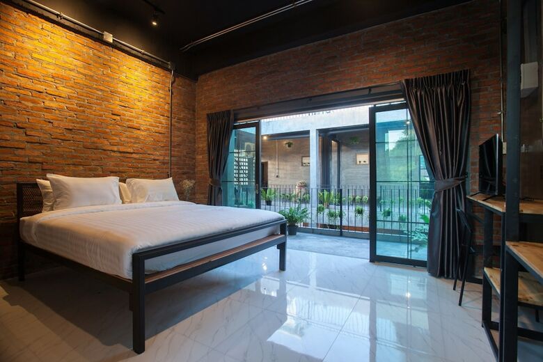 Hotel 4marzo Naiharn Beach