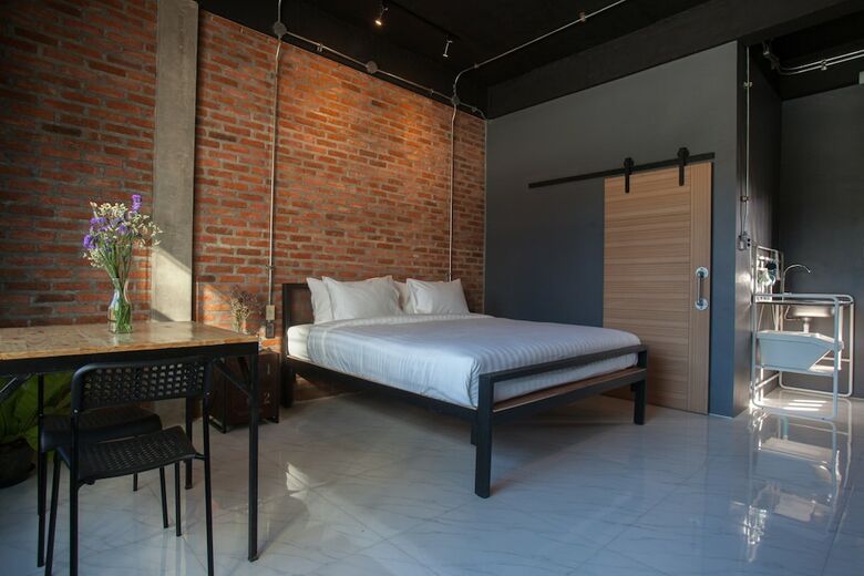Hotel 4marzo Naiharn Beach
