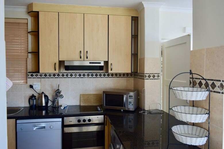 2 Bedroom Apartment Nestled Under Devil's Peak