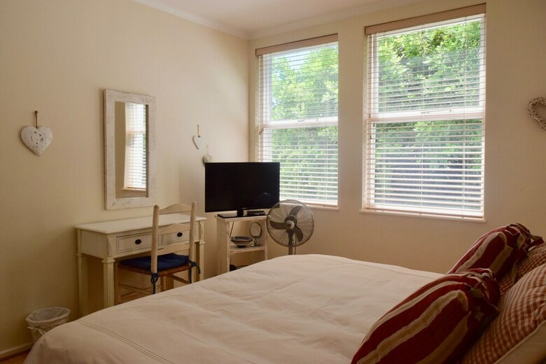 2 Bedroom Apartment Nestled Under Devil's Peak