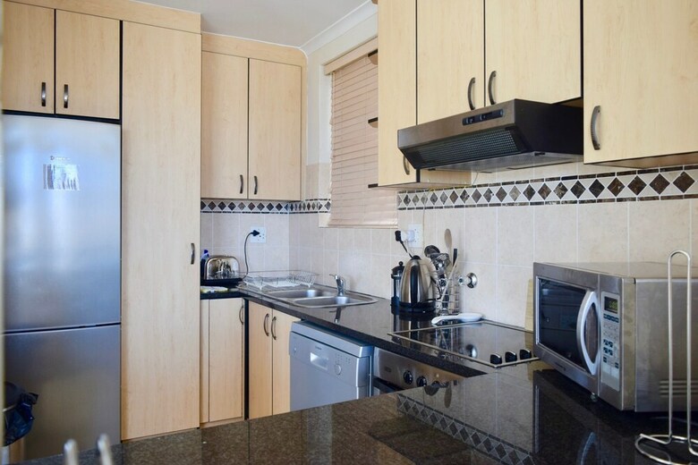 2 Bedroom Apartment Nestled Under Devil's Peak