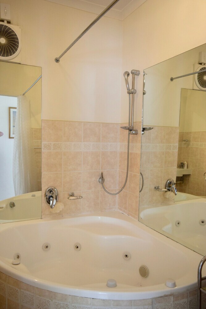 2 Bedroom Apartment Nestled Under Devil's Peak