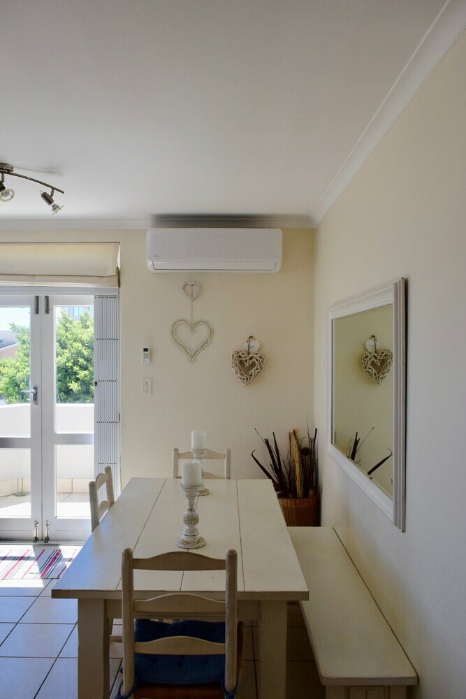 2 Bedroom Apartment Nestled Under Devil's Peak