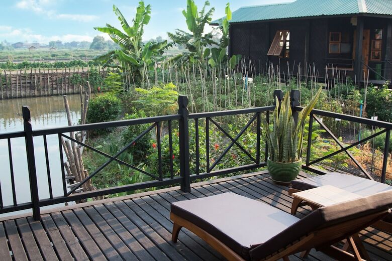 Hotel Inle Heritage Stilt House