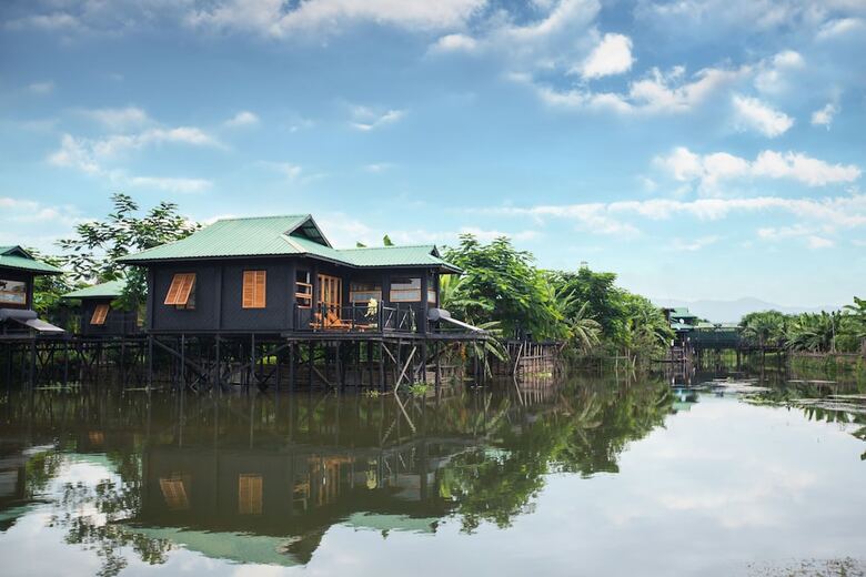 Hotel Inle Heritage Stilt House