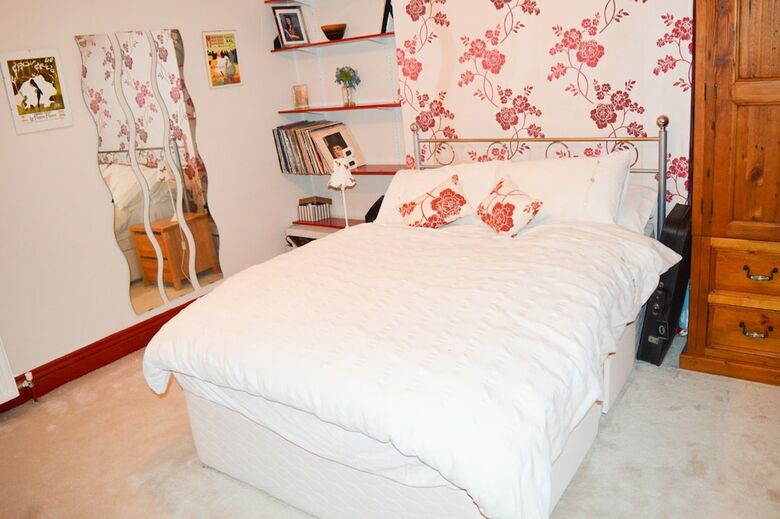 3 Bedroom House With Free Parking
