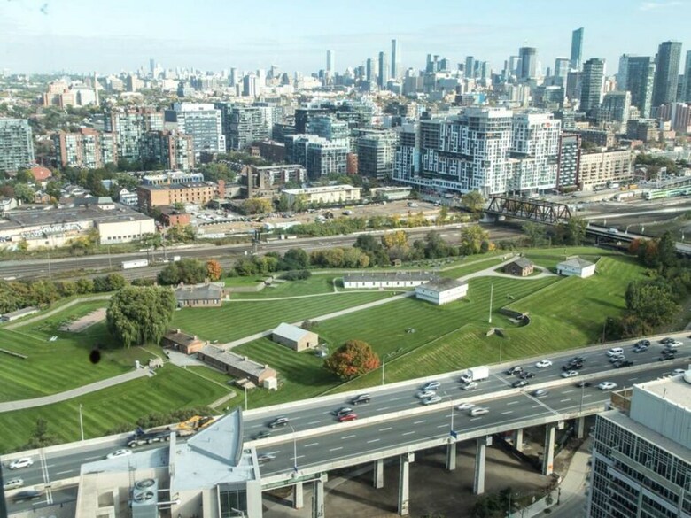 Modern 2 Bedroom Condo With Cn Tower Views