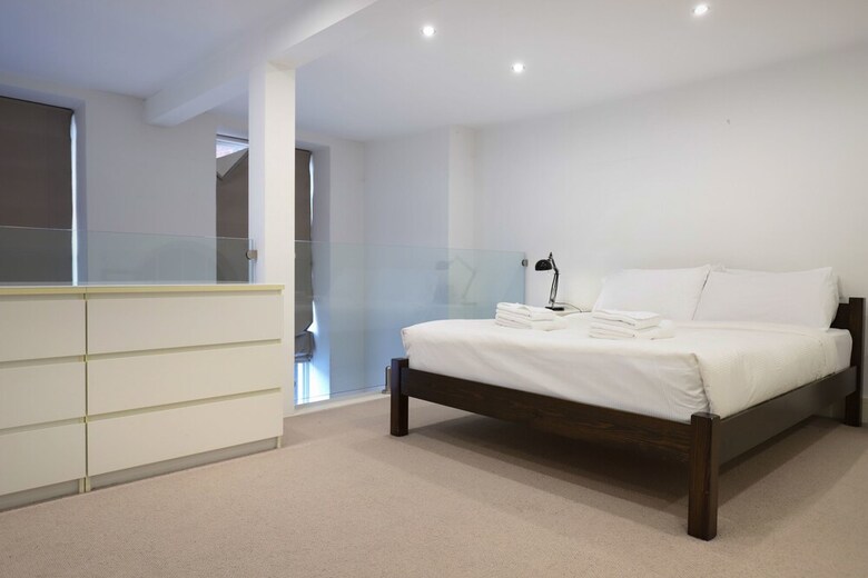 Stylish Loft-style Apartment Close To Overground