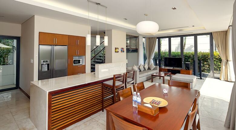 Johnny's Apartment & Ocean Villa