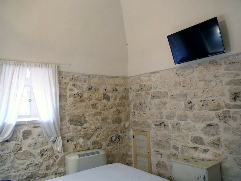 Trullo Madia With Shared Jacuzzi For A Memorable Stay In Nature And Relax