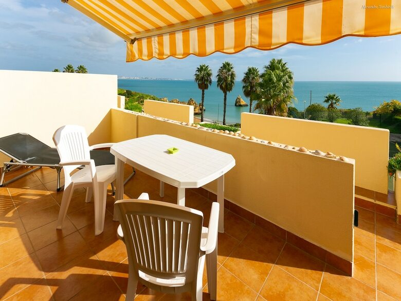 A15- Cliffside Beach Apartment By Dreamalgarve