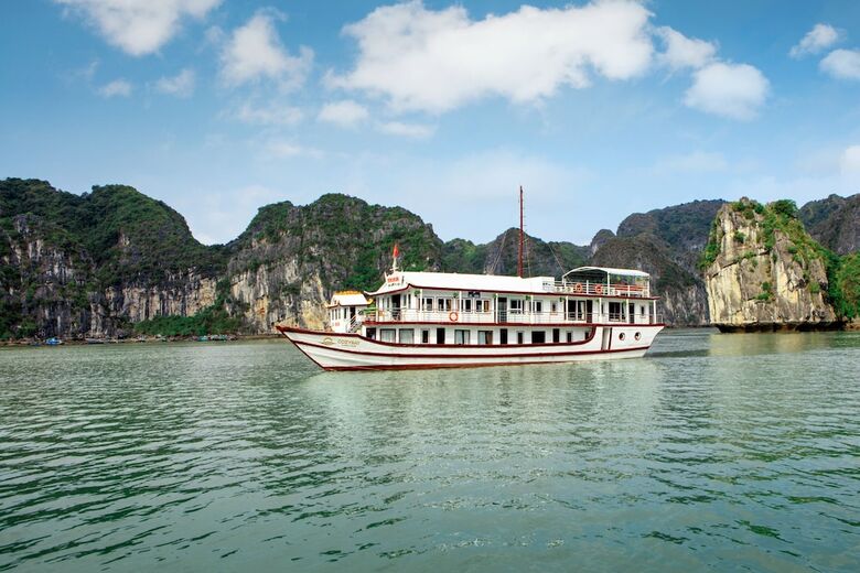 Cozy Bay Classic Cruise