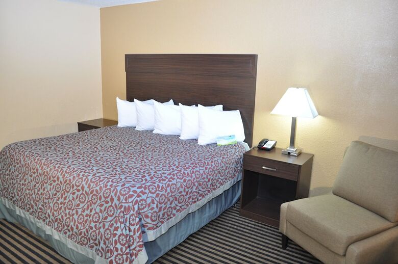 Evergreen Hotel & Suites