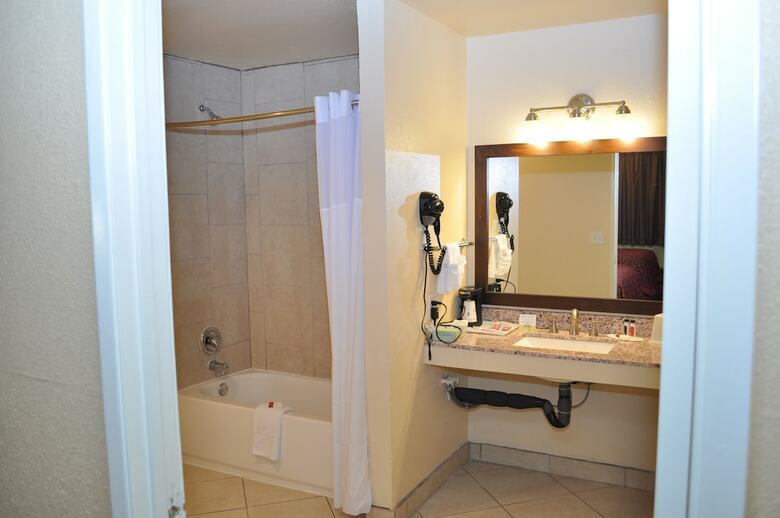 Evergreen Hotel & Suites