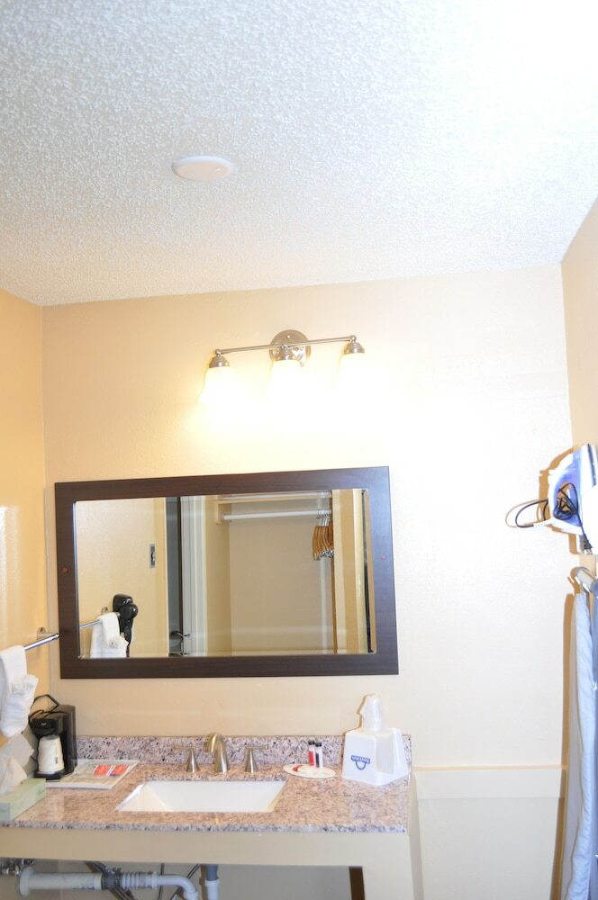 Evergreen Hotel & Suites