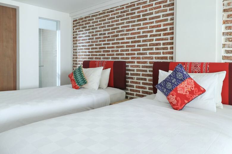 Hostal Base Guesthouse And Hostel