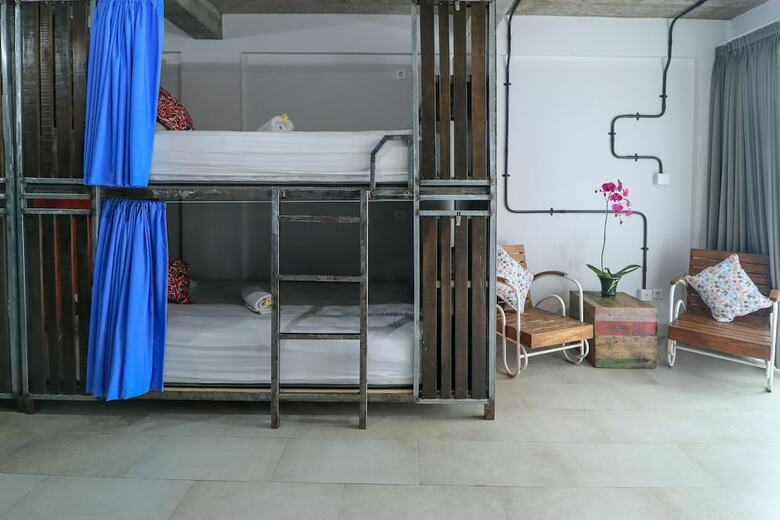 Hostal Base Guesthouse And Hostel