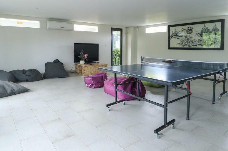 Hostal Base Guesthouse And Hostel