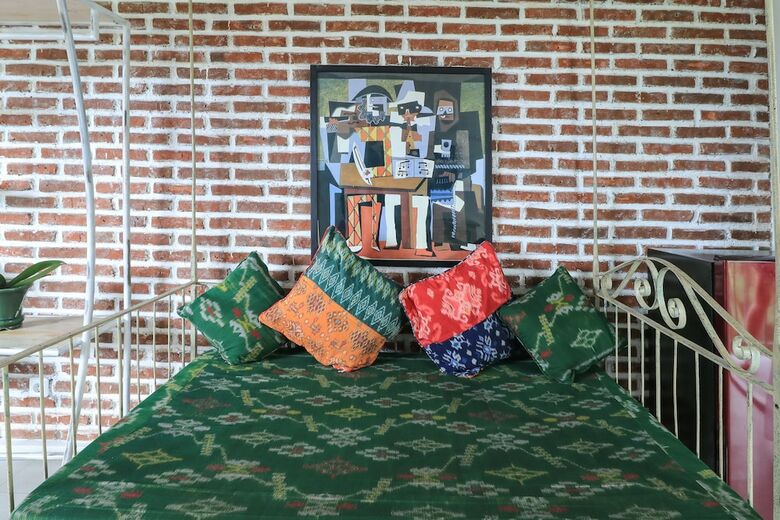 Hostal Base Guesthouse And Hostel