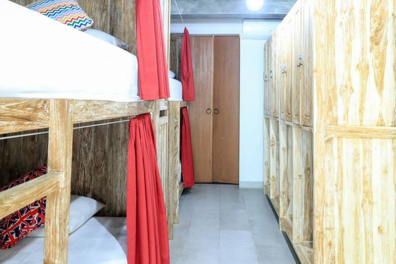 Hostal Base Guesthouse And Hostel