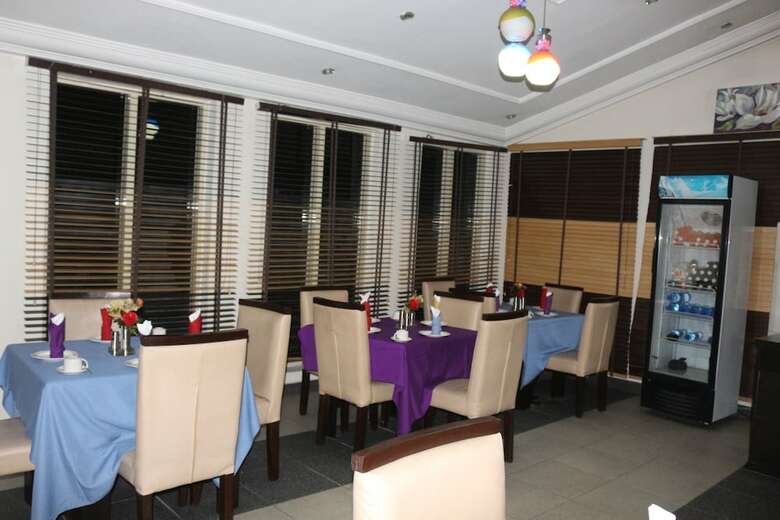 Au-del� Des Frontieres Hotel