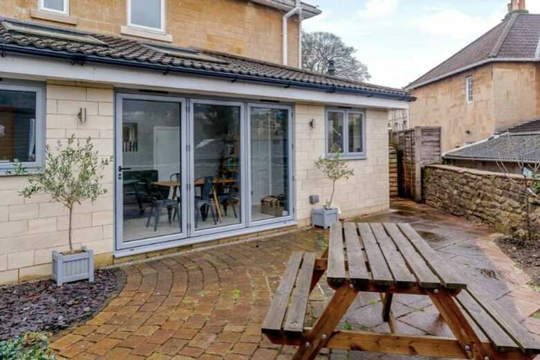 3 Bedroom House With Parking In Bath