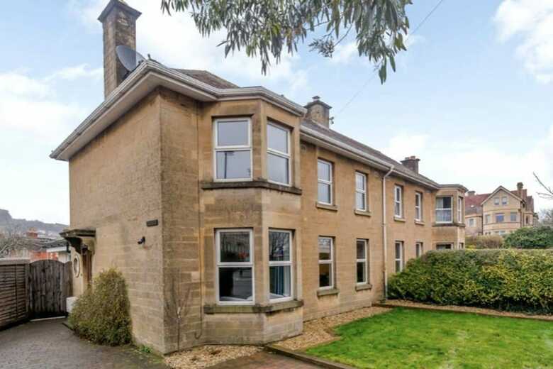 3 Bedroom House With Parking In Bath