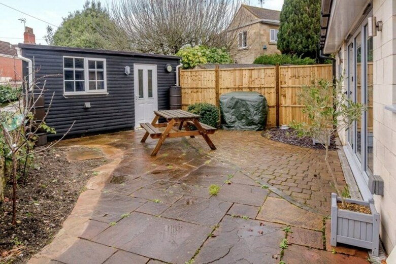 3 Bedroom House With Parking In Bath