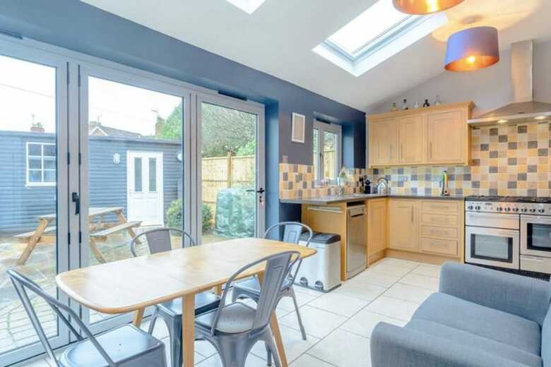 3 Bedroom House With Parking In Bath