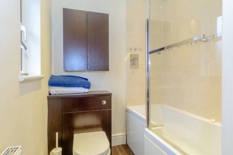 3 Bedroom House With Parking In Bath