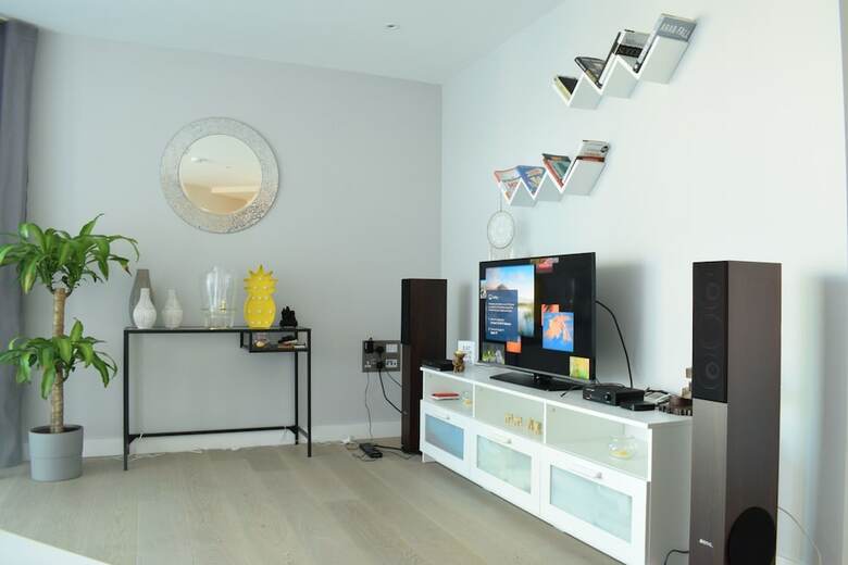 Apartamentos Modern Highrise 1 Bedroom Flat With Balcony