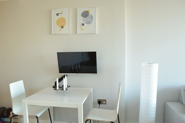 Apartamentos Modern Highrise 1 Bedroom Flat With Balcony