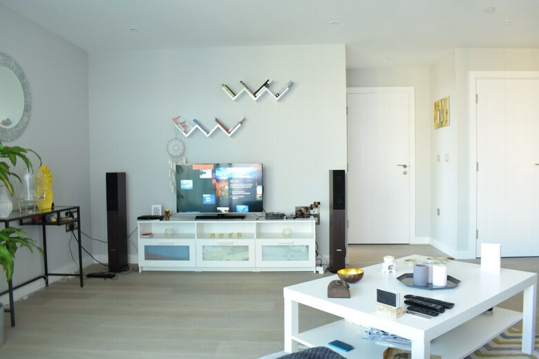 Apartamentos Modern Highrise 1 Bedroom Flat With Balcony