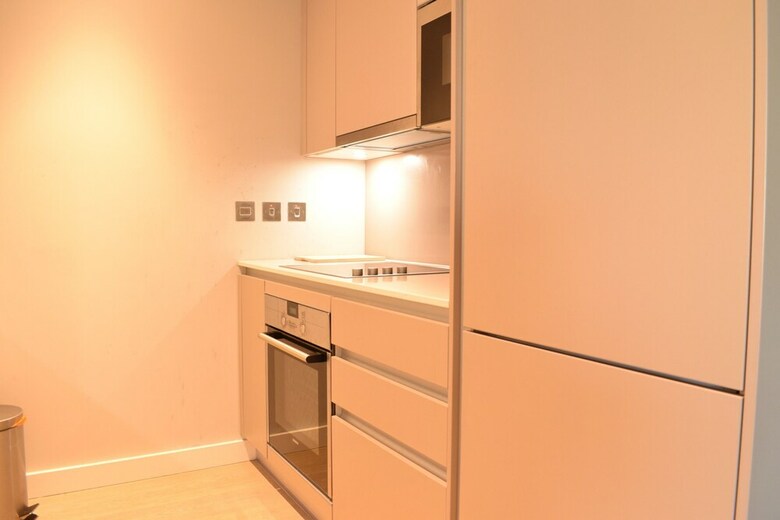 Apartamentos Modern Highrise 1 Bedroom Flat With Balcony