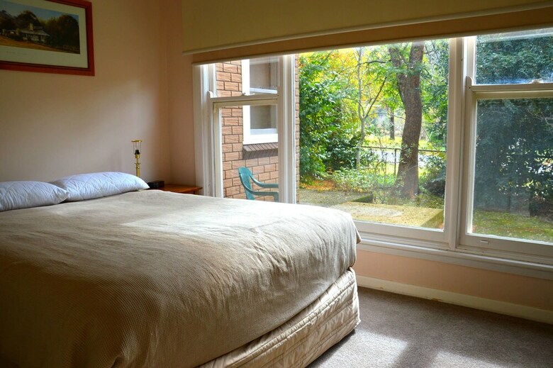Orana House, Bright