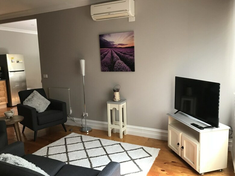 Lavender Cottage - Bright