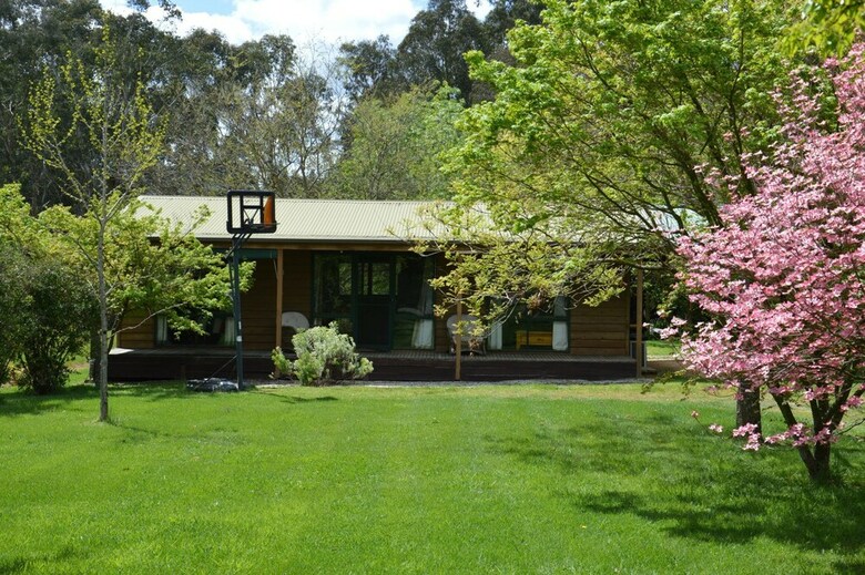 Hampton Cottage, Bright