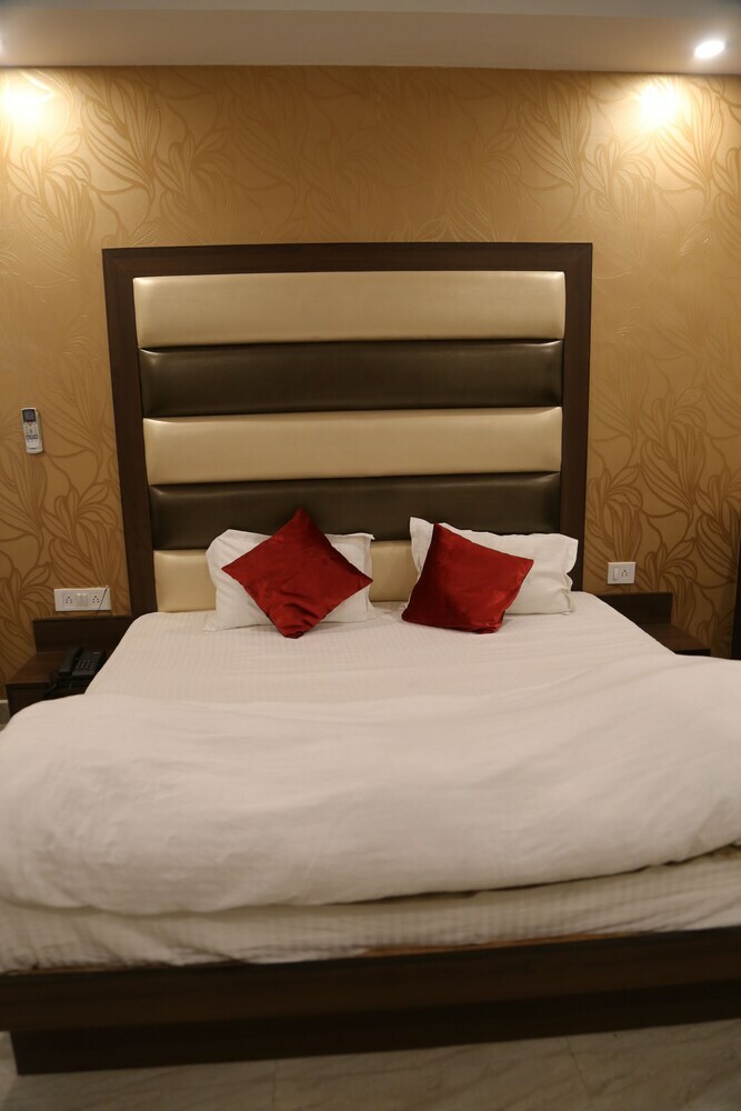 Mona Regency Hotel And Banquet